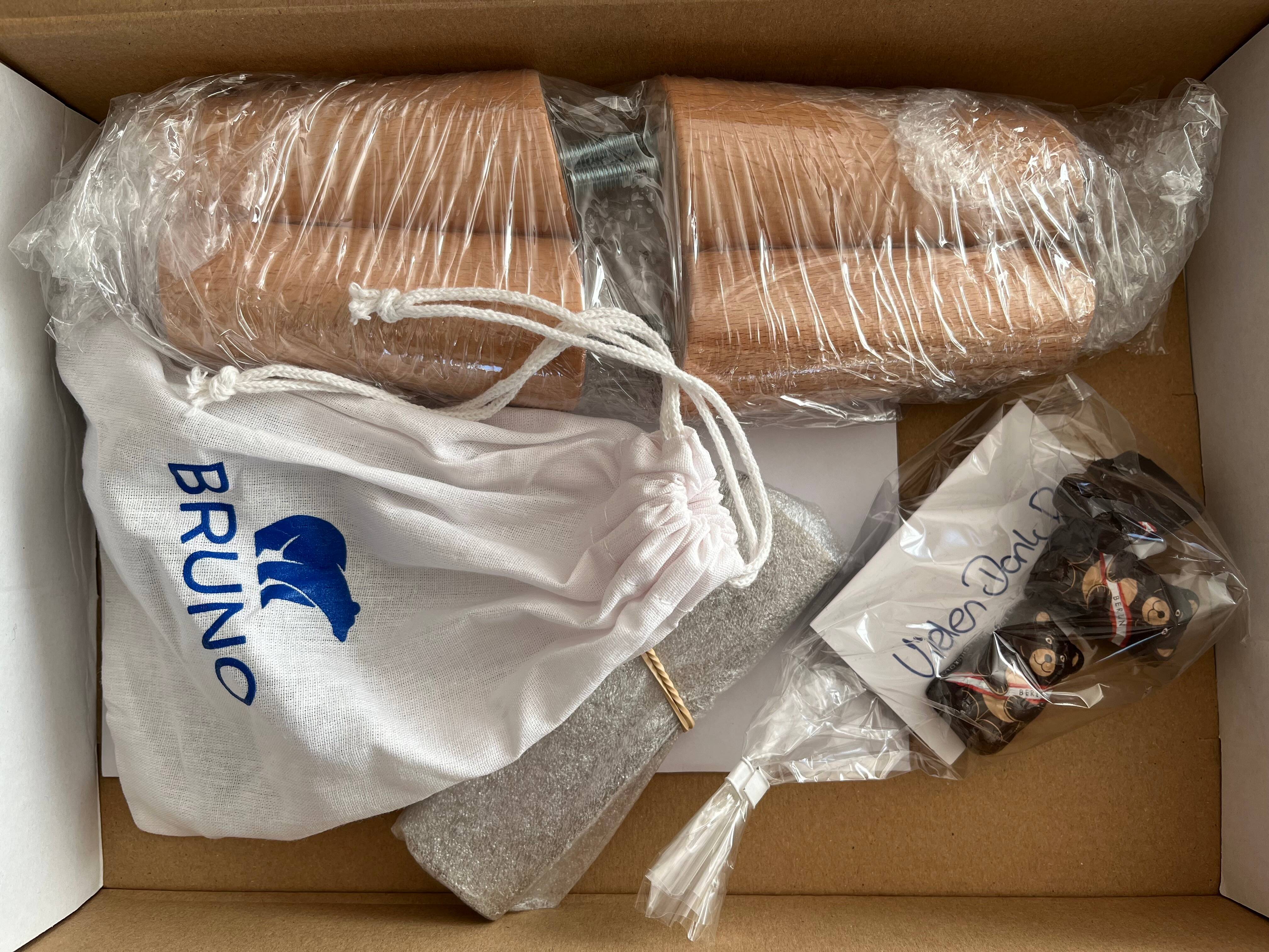 De doos met accessoires voor de Bruno slaapbank